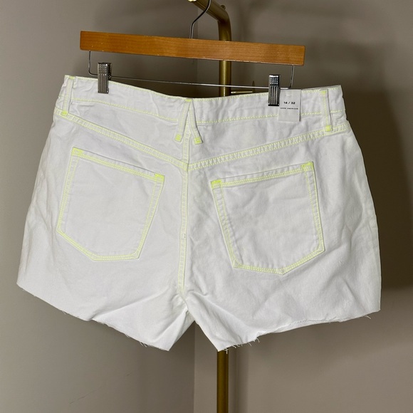 NWT GOOD AMERICAN Size 14 90s Twill Shorts White with Citron stitch - Picture 5 of 7